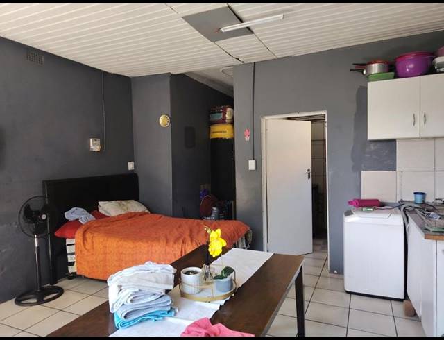 7 BEDROOM HOUSE FOR SALE IN BEZUIDENHOUT VALLEY